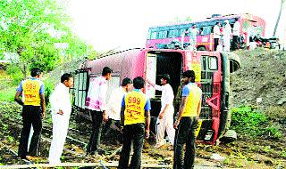 9 passengers injured in road accident near Bondley | टायर फु टल्याने बोंडले जवळ बस पलटी ९ प्रवासी जखमी 9 passengers injured in road accident near Bondley | टायर फु टल्याने बोंडले जवळ बस पलटी ९ प्रवासी जखमी