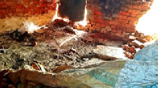 Human bones buried in closed soil from the house | बंद घरातून आढळली जमिनीत पुरलेली मानवी हाडे