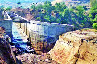 Operation near Bhojpur is incomplete | भोजापूरजवळील जलसेतूचे काम अपूर्ण