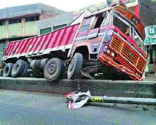 The donkey was killed in a truck accident | सटाण्यात ट्रकच्या अपघातात गाढव ठार The donkey was killed in a truck accident | सटाण्यात ट्रकच्या अपघातात गाढव ठार