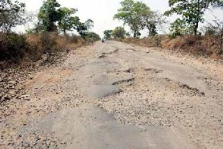 Vehicle drivers are afraid of the Kaneraga road | कनेरगाव रस्त्यामुळे वाहनधारक धास्तावले
