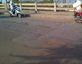 Vinoba Bhave flyover at a dangerous turn | विनोबा भावे उड्डाणपूल धोकादायक वळणावर