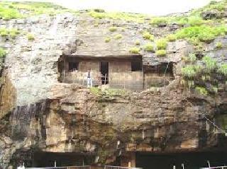 Inconvenience on carla sowing | कार्ला लेण्यांवर असुविधा