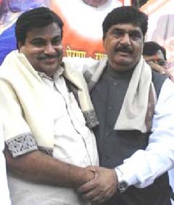 Munde-Gadkari march begins! | मुंडे-गडकरी मनोमिलन सुरू!