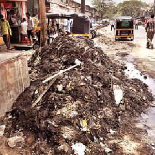 Nalasefai briefly in Ulhasnagar | उल्हासनगरात नालेसफाई संथगतीने