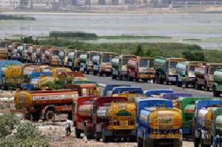 Hit the tanker driver in the market | मोखाड्यात टँकर चालकाला मारहाण