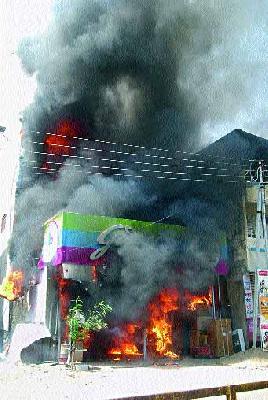 Gorgeous fireworks shop | भीषण आगीत दुकान खाक