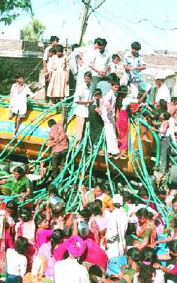 Tanker water to three lakh people | तीन लाख जनतेला टँकरचे पाणी