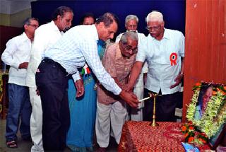 Astrologers should come under a roof | ज्योतिषांनी एका छताखाली यावे