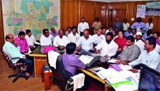 MNS was awakened, Participated for work: Shock on Participant: Urgent for implementation of approved work | मनसेला आली जाग, कामांसाठी भागम्भाग पालिकेवर धडक : मंजूर कामांच्या अंमलबजावणीसाठी आग्रह