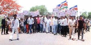 The kidnapper got down on the road for farmers' questions | शेतकर्‍यांच्या प्रश्नासाठी मनसे उतरली रस्त्यावर