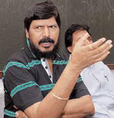 BJP hands over Ashwale's ministry | आठवलेंच्या मंत्रिपदाबाबत भाजपाचे हात वर BJP hands over Ashwale's ministry | आठवलेंच्या मंत्रिपदाबाबत भाजपाचे हात वर