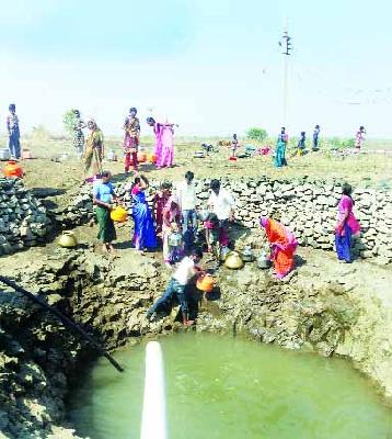 Only the foothills of the villagers are for water | घोटभर पाण्यासाठी ग्रामस्थांची मात्र पायपीट