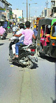 Pedestrian's life threatens | पादचार्यांचा जीव धोक्यात Pedestrian's life threatens | पादचार्यांचा जीव धोक्यात