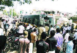 Dilip Mane's statue combustion | दिलीप माने यांच्या पुतळ्याचे दहन Dilip Mane's statue combustion | दिलीप माने यांच्या पुतळ्याचे दहन