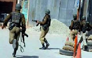 Terrorists and security forces flock to Kashmir | काश्मीरमध्ये दहशतवादी व सुरक्षा दलात चकमक