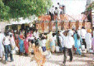 After a short period the number of tankers decreased | एक तपानंतर टँकरची संख्या घटली After a short period the number of tankers decreased | एक तपानंतर टँकरची संख्या घटली