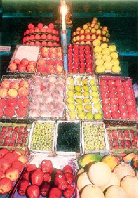 Use hazardous chemicals to harvest fruits | फळे पिकविण्यासाठी घातक रसायनांचा वापर