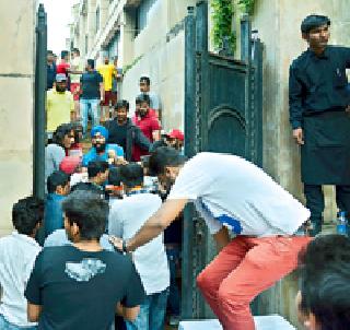 Shiv Sena's Rada in 'Pub Party' | ‘पब पार्टी’त शिवसेनेचा राडा