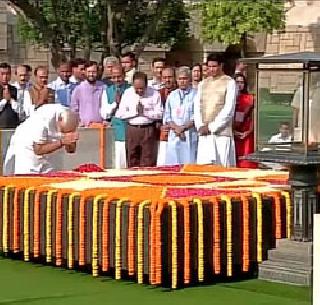 Modi on Mahatma Gandhi's vahli darangali on Rajghat | राजघाटावर मोदींनी महात्मा गांधीना वाहिली आदरांजली