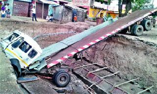 One injured in container collapses | कंटेनर चारीत कोसळला एक जण जखमी One injured in container collapses | कंटेनर चारीत कोसळला एक जण जखमी