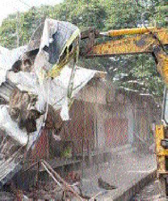 Inspectorate inspected by the officials | अधिकार्‍यांनी केली अतिक्रमणाची पाहणी