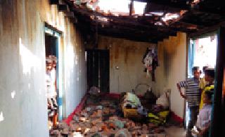 Storm hits in different areas of the district | जिल्ह्यातील विविध भागात वादळाचा तडाखा