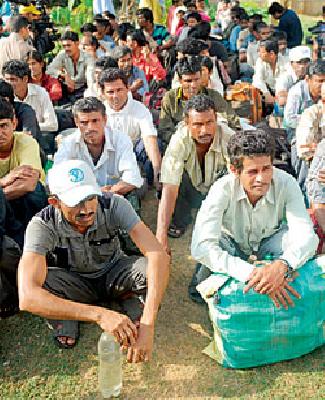 Pakistan handed over 151 prisoners to India | पाकने १५१ कैद्यांना भारताकडे सोपविले Pakistan handed over 151 prisoners to India | पाकने १५१ कैद्यांना भारताकडे सोपविले