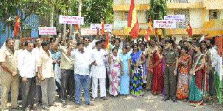 Workers demonstrations of ST corporations | एसटी महामंडळाच्या कामगारांची निदर्शने