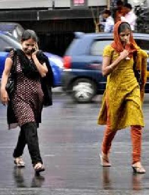 Rusty: The roads covered the water, the trees fell | मुसळधार : रस्ते पाण्याखाली, झाडे पडलीझोडपले