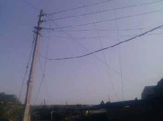 The electric pole in the rural area is packed | ग्रामीण भागातील विद्युत खांबावरील तारा लोंबकळल्या