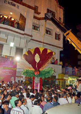 Gadkari's 'Great Welcome' | गडकरींचे ‘ग्रॅन्ड वेलकम’ Gadkari's 'Great Welcome' | गडकरींचे ‘ग्रॅन्ड वेलकम’