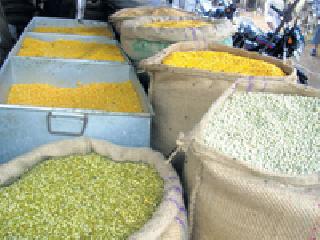 The prices of essential commodities will be reduced | जीवनावश्यक वस्तूंच्या किमती कमी होणार The prices of essential commodities will be reduced | जीवनावश्यक वस्तूंच्या किमती कमी होणार