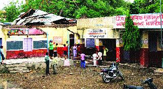 Majarevadi district The letters from the school were shattered | मजरेवाडी जि़ प. शाळेवरील पत्रे उडाले