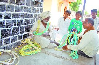 Demand Draft from Blind-Disabled 'Ambadas' | अंध-अपंग ‘अंबादास’चा दोरखंड विक्रीतून उदरनिर्वाह