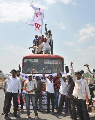 Strike in Pant ST | पंर एसटीमध्येच प्रहारचा ठिय्या