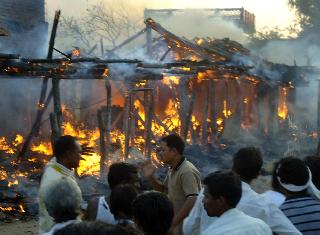 Fire without: Fire five houses | विरुरात आग : पाच घरे भस्मसात