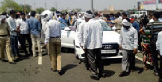 The car collided with a two-wheeler | कारने दुचाकीस्वारास चिरडले The car collided with a two-wheeler | कारने दुचाकीस्वारास चिरडले