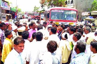 Stop the road at Nevas, Chinchpur | नेवासा,चिंचपूर येथे रास्ता रोको