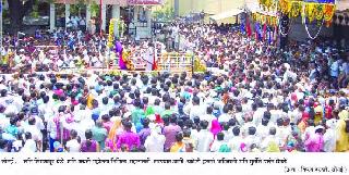 Shani Darshan took three lakh devotees | तीन लाख भाविकांनी घेतले शनी दर्शन