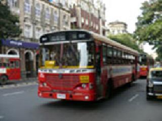 Toward the bus in Mulund, he gets stuck and dies | मुलुंड येथे बसखाली चिरडून तरुणाचा मृत्यू