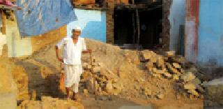 House down; Not just the address of the house | घर पाडले; मात्र घरकुलाचा पत्ता नाही House down; Not just the address of the house | घर पाडले; मात्र घरकुलाचा पत्ता नाही