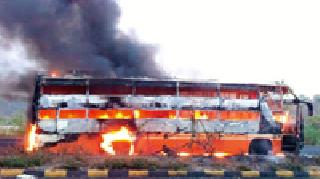 5 killed, 15 injured in Travels | ट्रॅव्हल्समध्ये होरपळून ५ ठार, १५ जखमी