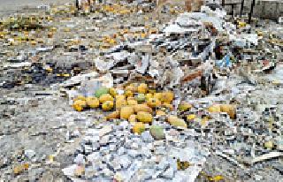 Threatened traders opened the carbide | धास्तावलेल्या व्यापार्‍यांनी कार्बाईड फेकले उघड्यावर