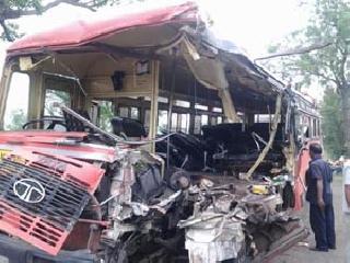 Four killed, 15 injured in Sangli road accident | सांगलीजवळ एसटीच्या भीषण अपघातात ४ ठार, १५ जखमी