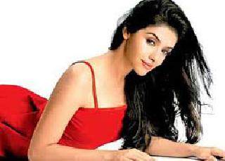 Laddo sent the memory to Asin | स्मृतीला असीनने पाठवले लाडू Laddo sent the memory to Asin | स्मृतीला असीनने पाठवले लाडू