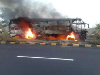 Five buses burnt in a bus near Nagpur were burnt to death | नागपूरजवळ एसी बस पेटून ५ जण जळून खाक