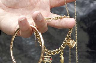 Jewelry extracted by the talent customer | तोतया ग्राहकाने लांबवले दागिने Jewelry extracted by the talent customer | तोतया ग्राहकाने लांबवले दागिने