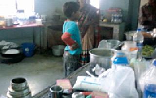 The child labor | खुद्द प्रशासनाच्याच साक्षीने बालमजुरी