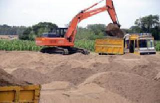 The illegal trade of sand in Mbebah | मुरबे येथील रेतीची बेकायदा वाहतूक सुरूच The illegal trade of sand in Mbebah | मुरबे येथील रेतीची बेकायदा वाहतूक सुरूच